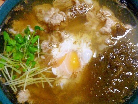 冷凍うどんで簡単♪月見とろろ昆布の肉うどん